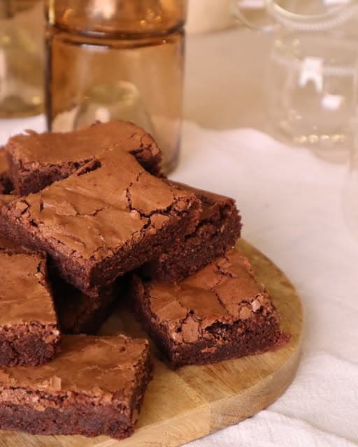 Brownies numa tábua de madeira