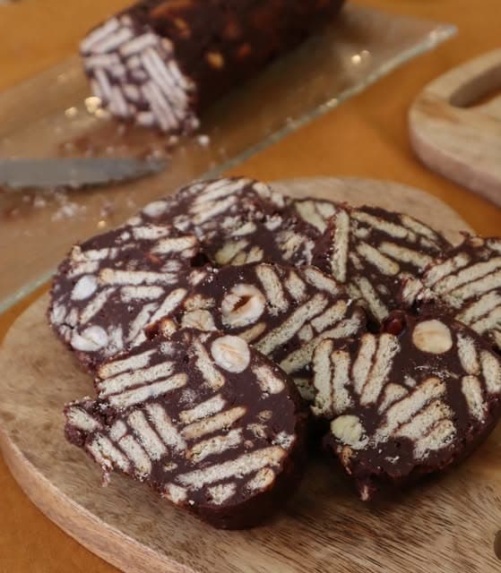 Salame de chocolate preto e avelã cortado